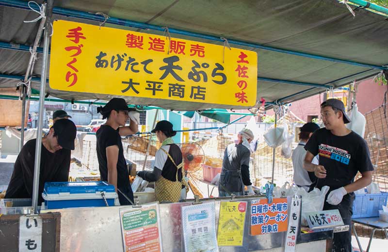 日曜市スタッフの様子