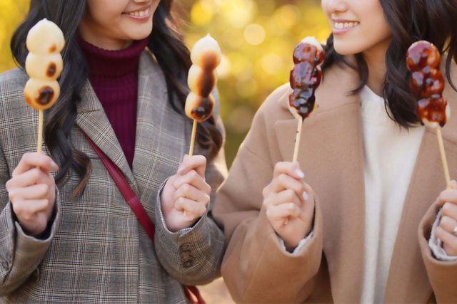 食べ歩いている様子